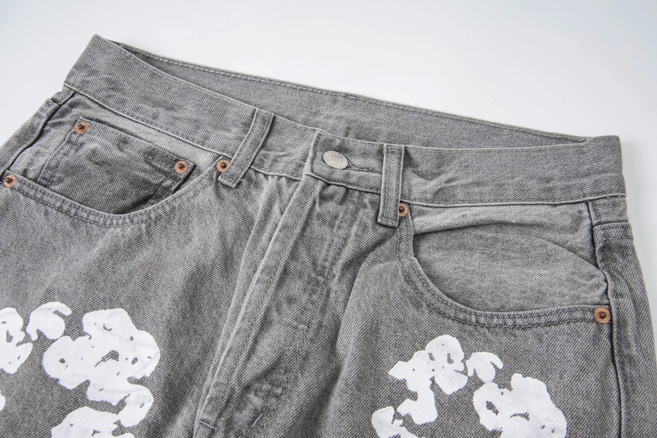 #8197 P220💰 DENIM TEARS Kapok American niche brand printed washed straight jeans. Produced by a major washed factory. Full of high-end feel. Knee part destroyed design with patchwork design. Already used as facade design. Leather waist nameplate. The focus of this style is not on washing, but on the destroyed shape and version. The secret lies in the craftsmanship of the master. The cost of post-production grinding, machining, knife cutting, etc. is far beyond comparison with assembly line products. Color: black, blue, gray. Size: 28-36 (corresponding to S-XXL)
